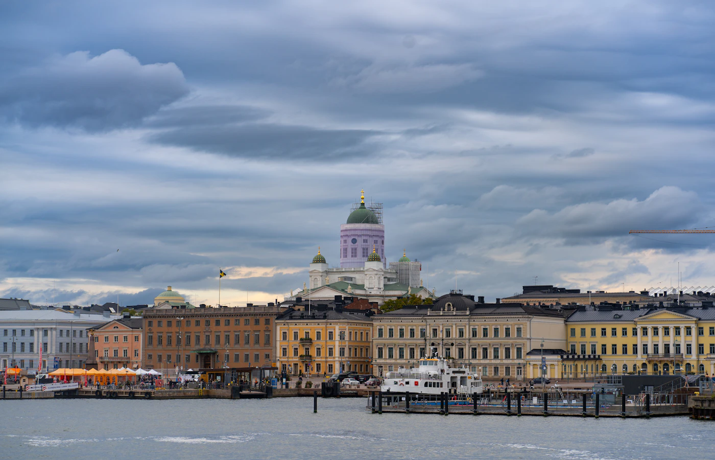 Helsingin Kauppatorin rantaa ja tuomiokirkko pilvisenä päivänä