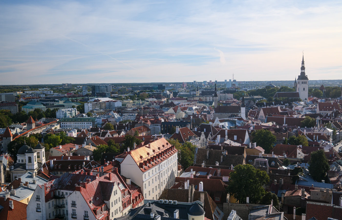 Tallinnan vanhankaupungin punaiset katot ja kirkontornit