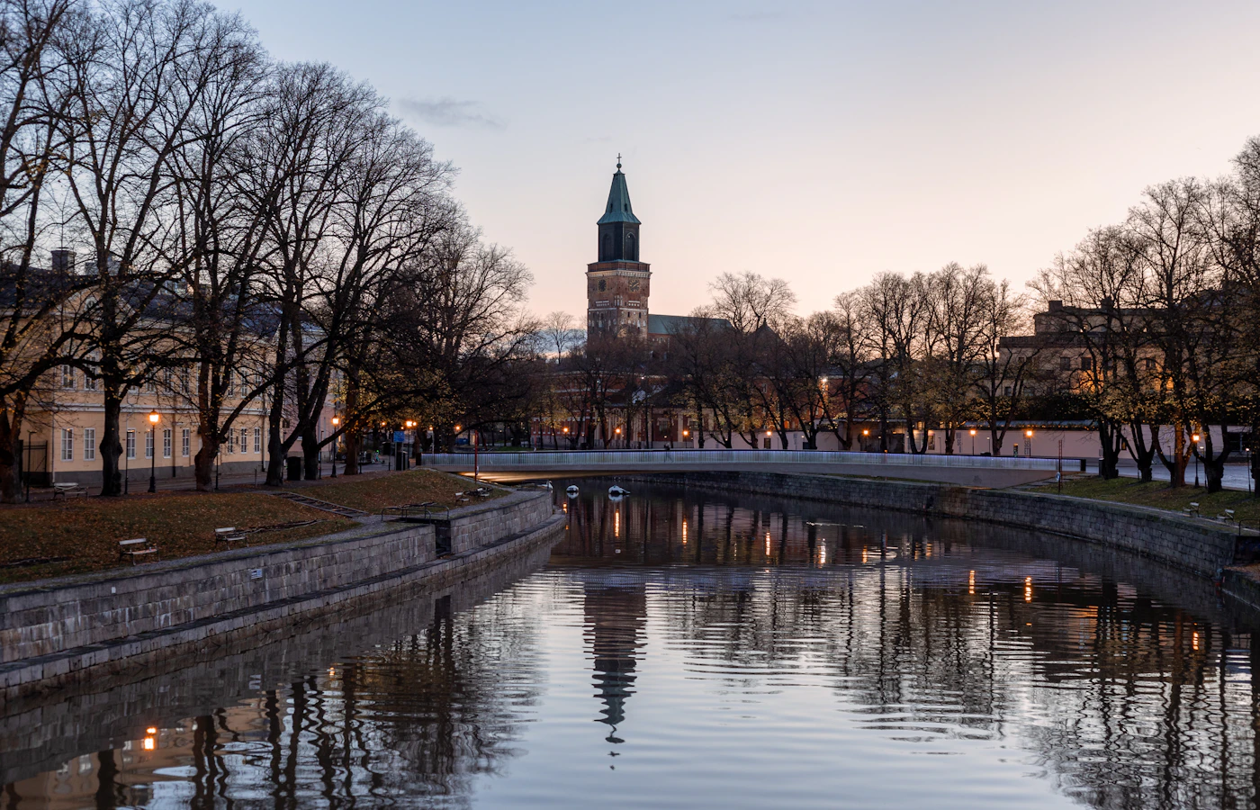 Aurajoki ja Turun tuomiokirkko rauhallisessa iltavalossa